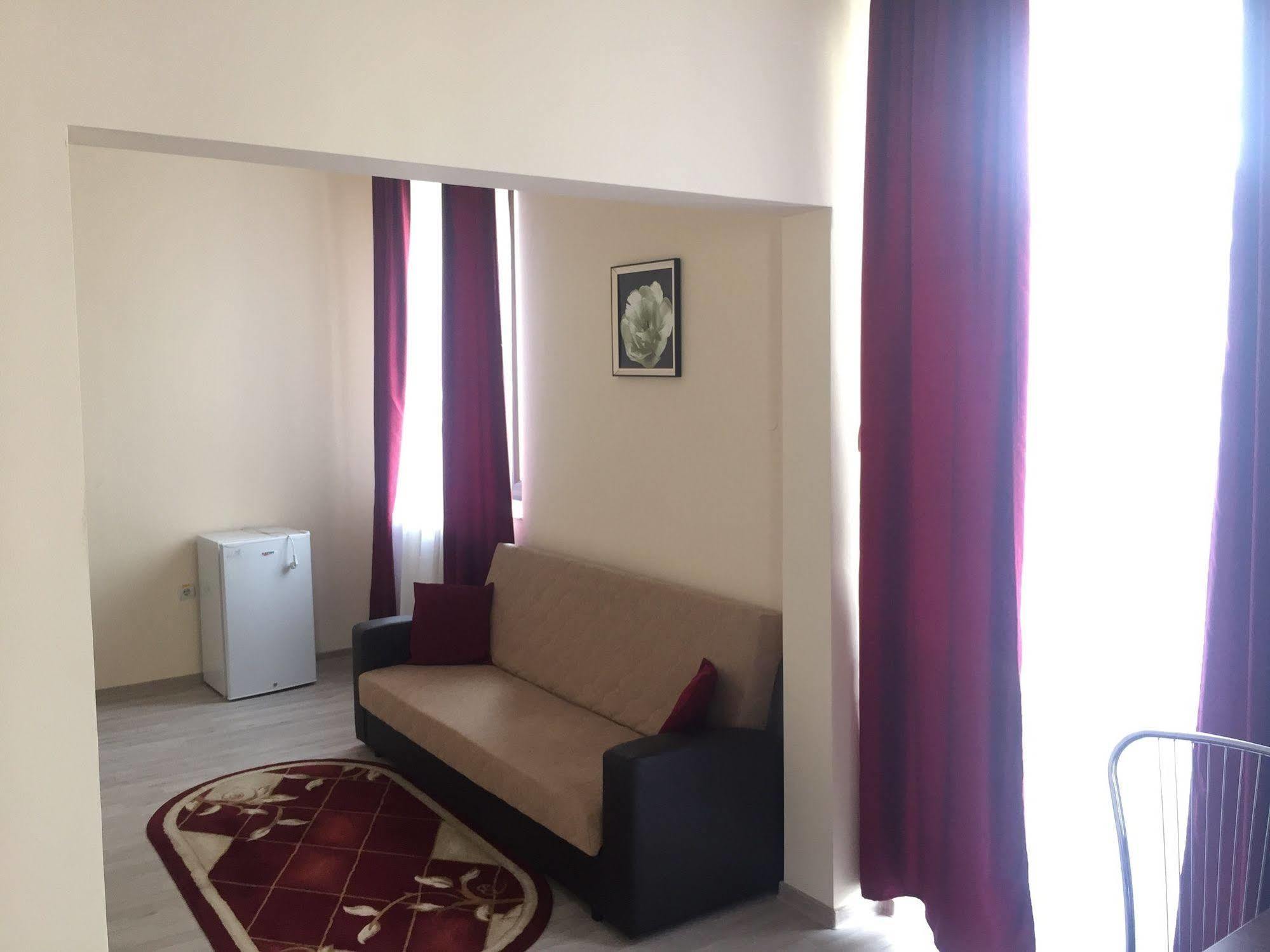Hotel Continental City Center Yaş Dış mekan fotoğraf